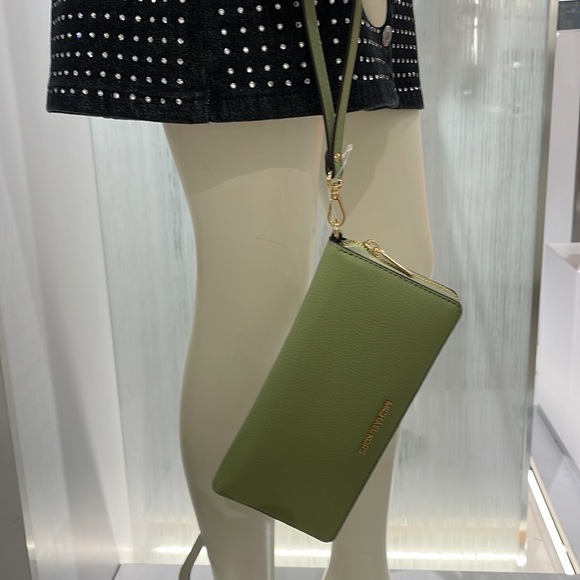 MICHAEL KORS
Leather Continental Wristlet Phone Case Wallet
Light Sage
NWT - Picture 10 of 16